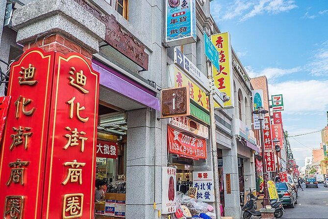 2-Hour Private Dadaocheng Walking Tour - Beimen MRT meet-up and the walk into Dihua Street