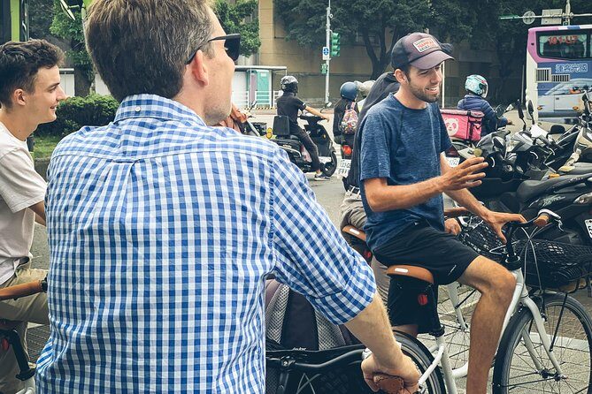 4-Hour Morning Cycling City Tour (incl. breakfast) - Shuanglian Market: see what people actually buy