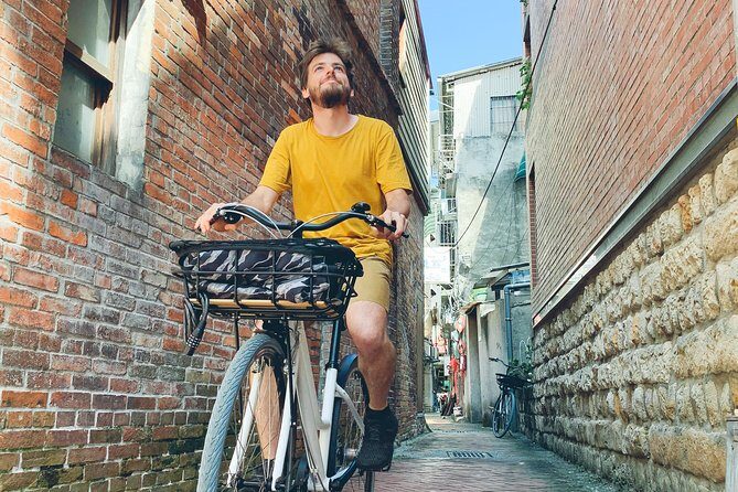 4-Hour Morning Cycling City Tour (incl. breakfast) - Longshan Temple: the famous one, and why it grabs you