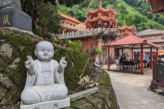 Alishan Join In Day Tour from Taichung (Incl. Park Entrance) - Guide quality in real English: Alicia and Captain Cook as examples