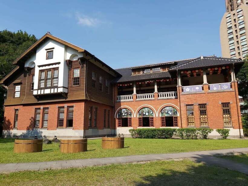 From Taipei: Beitou and Yangmingshan National Park Day Tour - Getting Out of Taipei: Zhongxiao Xinsheng to Yangmingshan