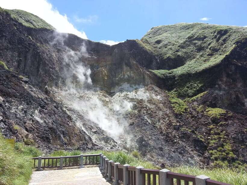From Taipei: Beitou and Yangmingshan National Park Day Tour - Lengshuikeng to Xiaoyoukeng: Steam, Craters, and Short Photo Walks