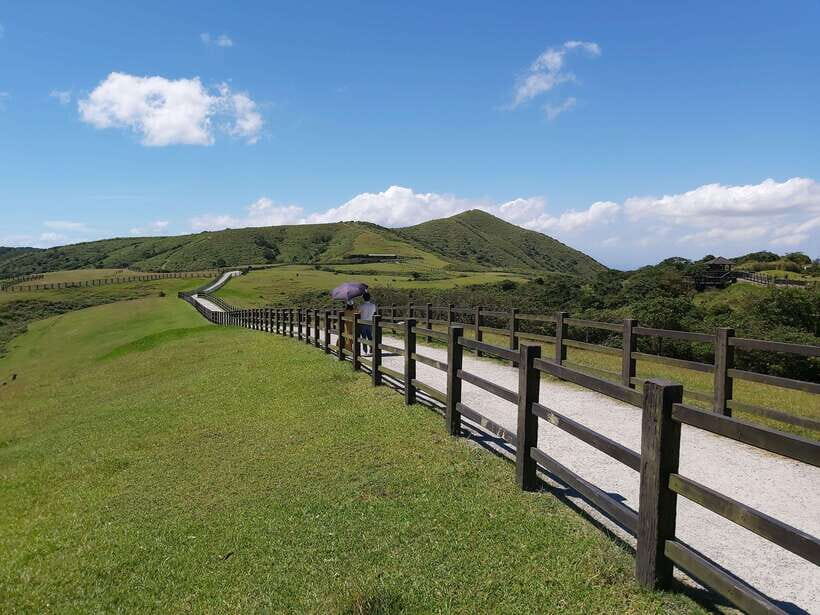 From Taipei: Beitou and Yangmingshan National Park Day Tour - Qingtiangang Grassland: Priority Access That Buys You Views