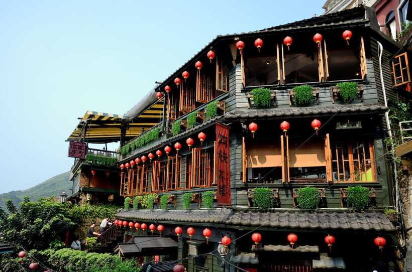 From Taipei: Full-Day Trip to Jiufen, Yehliu, Shifen & More - Shifen Old Street and DIY sky lanterns: the moment you’ll remember
