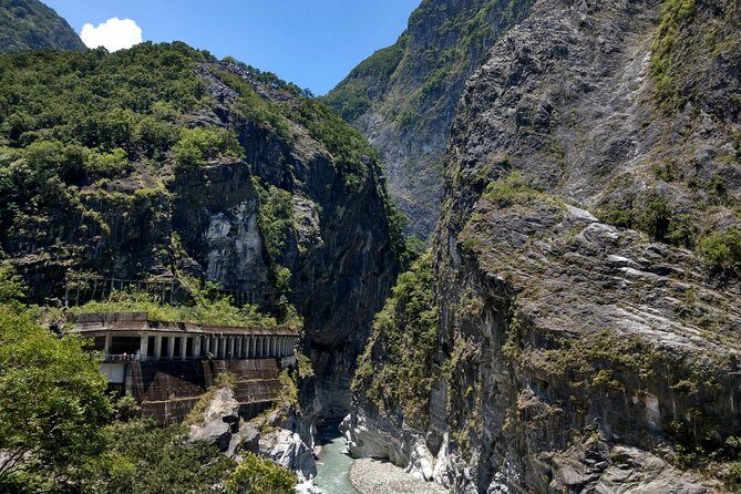 Full-Day Private Taroko National Park Tour from Hualien City - Baiyang Waterfall: the mostly-flat 2 km you’ll actually enjoy