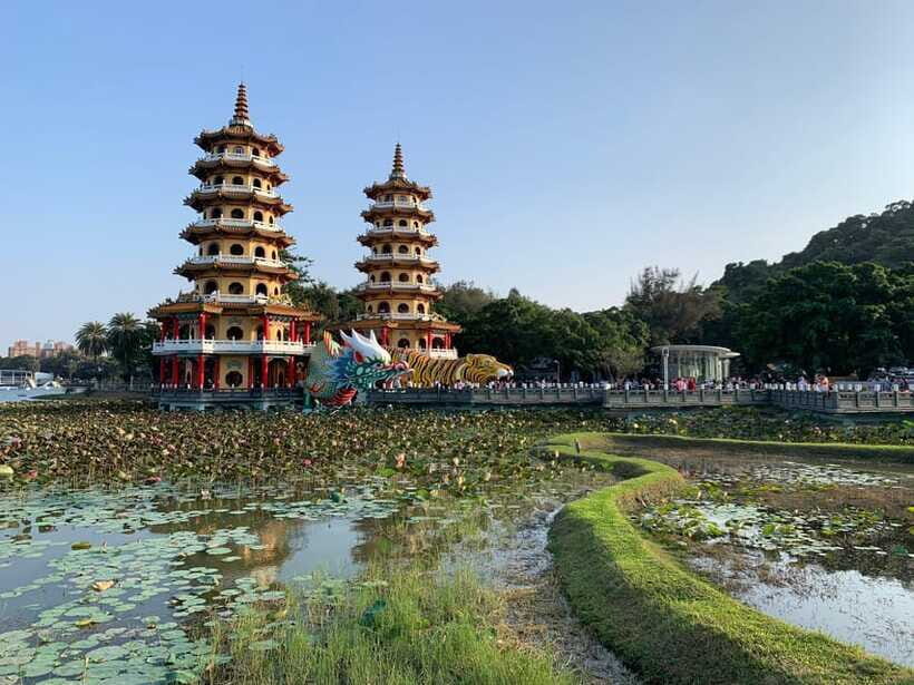 Kaohsiung: Private City Tour with Fo Guang Shan Museum - Pier-2 Art Center and Kaohsiung Museum of Fine Arts: Two Kinds of Art