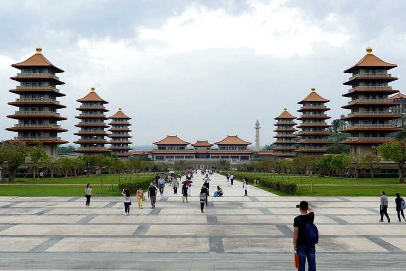 Kaohsiung: Private Walking Tour with a Local - The walk itself: photo stops, guided sightseeing, and scenic breaks
