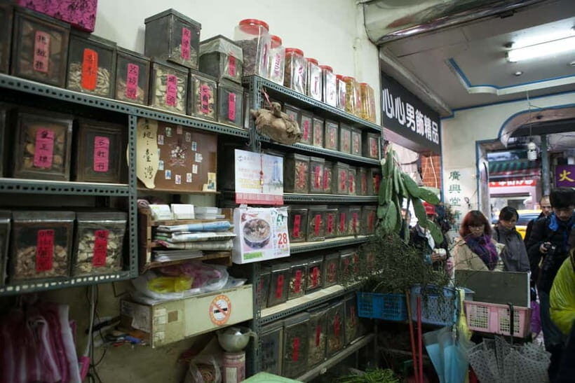 Keelung: Guided Walking Tour with Snacks and Drink - Snack-and-drink time: small comfort, big pacing benefit