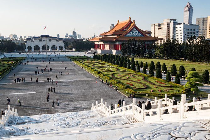 Keelung Shore Excursion: Xiangshan Hiking & Classic Taipei Culture Private Tour - A private day means less stress and more control