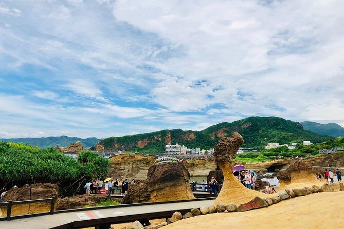 One-day private chartered car tour in Taipei: Yehliu, Jiufen, Pingxi, North Coast popular attractions with chartered car, professional Chinese/English driver - Price and value: what $307.70 buys you, and what can add up