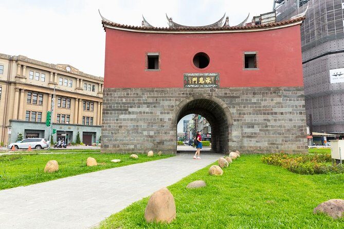Private Car: 8 Hour Highly Customized Taipei City Exploration! - Chiang Kai-shek Memorial Hall: free grandeur with a step-count reality