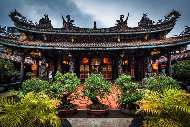 Private Car: 8 Hour Highly Customized Taipei City Exploration! - Dihua Street food time: snacks, choices, and why cash matters