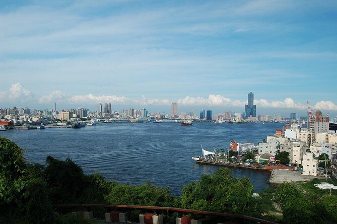 Private Classic Kaohsiung Day Tour - Stop 2: Dragon Tiger Tower and classic Taoist art