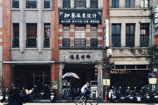 Private Cruise Tour from Keelung: Trip to Taipei - Dihua Street and Dadaocheng: Traditional Shops If Time Allows