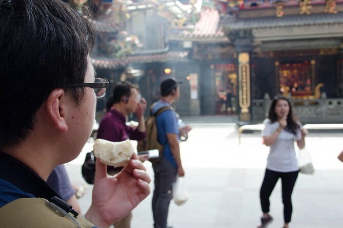 Private Keelung Food Tour with Local Markets & Tastings - Miaokou bubble tea stop: a sweet finish with local context