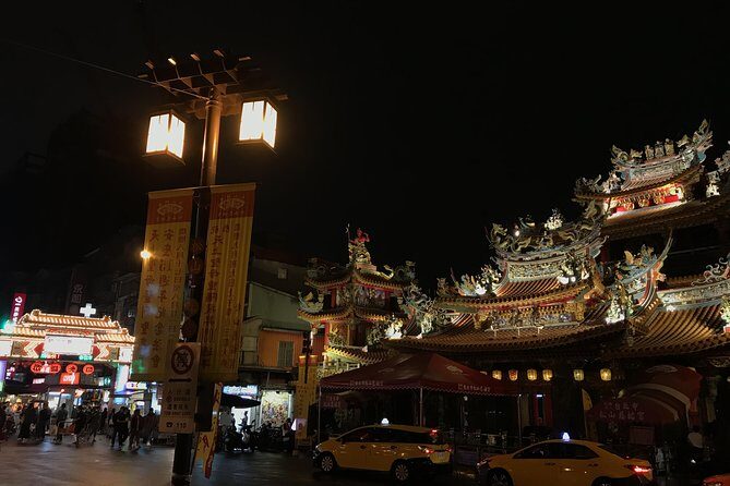 Private Night Tour of Taipei - Stop 2: Chiang Kai-Shek Memorial Hall lit up