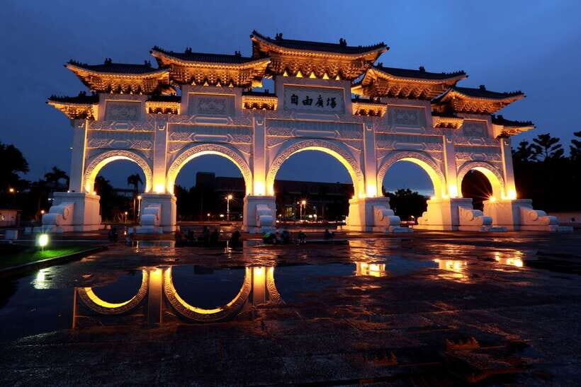 Private Night Tour: Taipei City Highlights - Dalongdong Baoan Temple: UNESCO beauty in low light