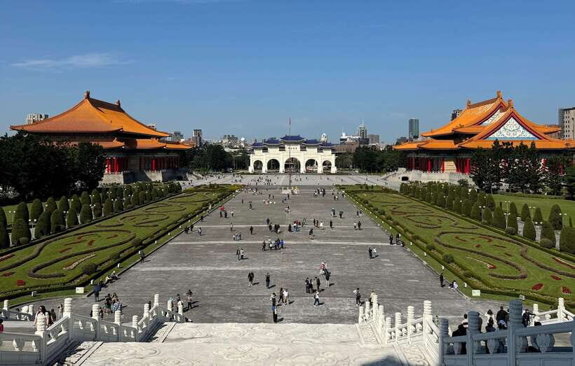 Private Taipei City Layover Tour from TPE Airport - Longshan Temple and Chiang Kai-shek Memorial Hall: history and scale without a slog