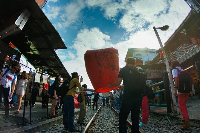 Private Tour to Jiufen, Yehliu Geopark, and Pingxi - Shifen Old Street and the Sky Lantern Moment on the Railway Tracks