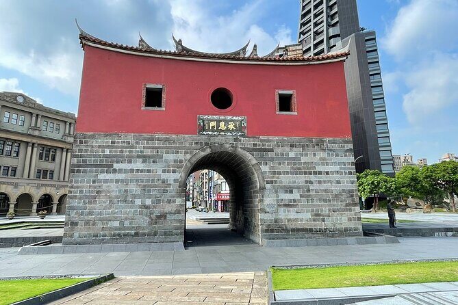 Small-Group: Classic Taipei Landmarks Day Tour - Longshan Temple: local beliefs, old stones, and a short visit