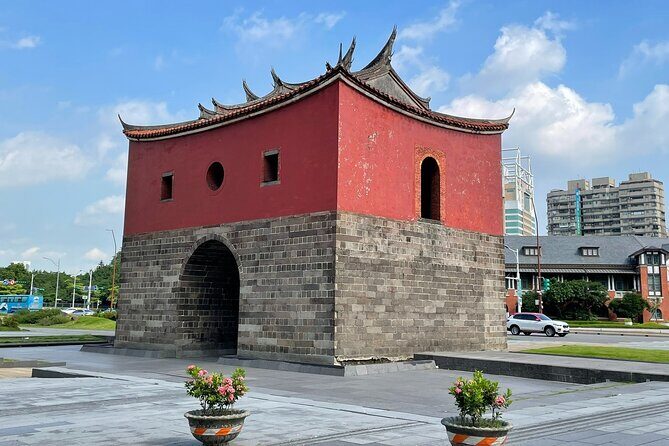 Small-Group: Classic Taipei Landmarks Day Tour - Ximending, North Gate, and Dadaocheng: Taipei street life from different eras