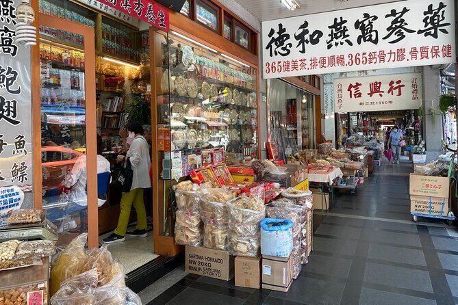 Small-Group: Classic Taipei Landmarks Day Tour - Xiahai City God Temple and Yongle Market: small stops that add flavor