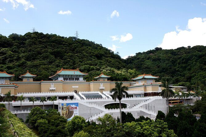 Small-Group: Classic Taipei Landmarks Day Tour - Chiang Kai-shek Memorial Hall: hourly guard change plus a calm pause