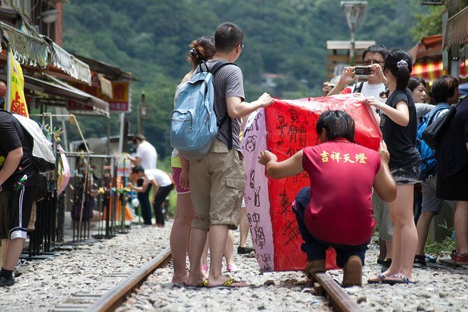 Small-Group Tour: Jiufen, Yehliu Geopark, and Shifen from Taipei - Food, walking shoes, and how to prepare for a full day