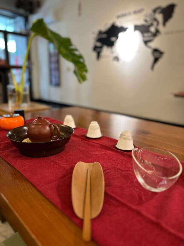 Tainan Culture Trip: Chinese Tea Ceremony_Oolong Tea - Entering the TOT House in Tainan: small door, big focus