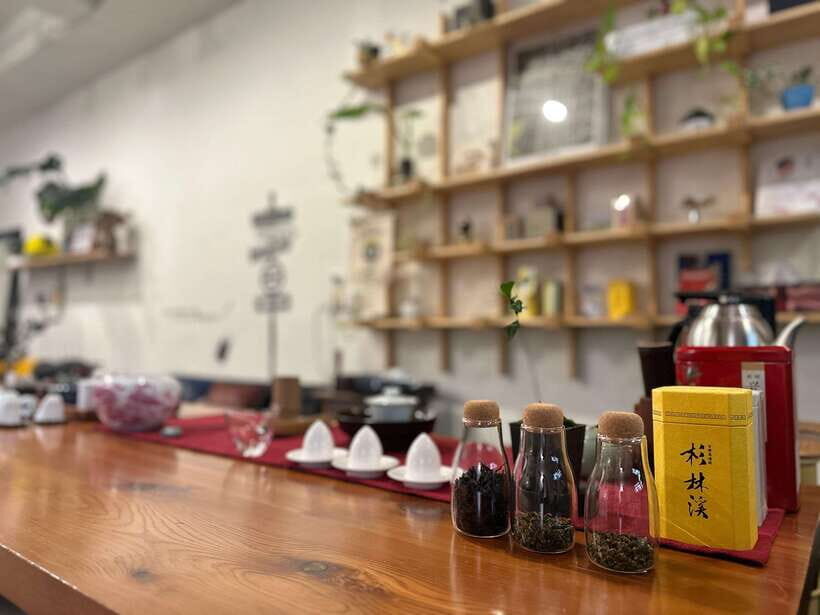 Tainan Culture Trip: Chinese Tea Ceremony_Oolong Tea - Tea etiquette that actually helps: accept, sip, and stay present