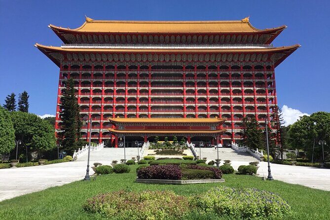 Taipei City Morning Tour with National Palace Museum entry - Martyr’s Shrine: Ming Dynasty architecture with a ceremonial moment