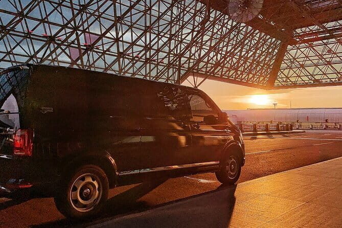 Taipei City to Taoyuan Airport Private Transfer - The Van Ride: Air-Conditioning, Captain Seats, and Real Cargo Space