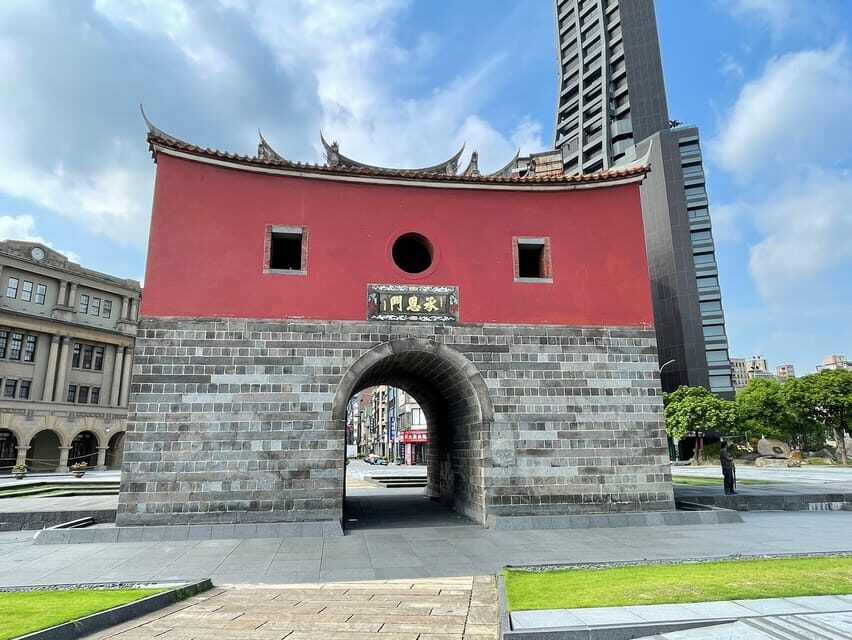 Taipei: Classic Landmarks Day Tour - Chiang Kai-shek Memorial Hall and the guard-changing ceremony