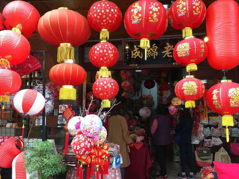 Taipei: Classic Landmarks Day Tour - Lungshan Temple of Manka: watch living faith up close