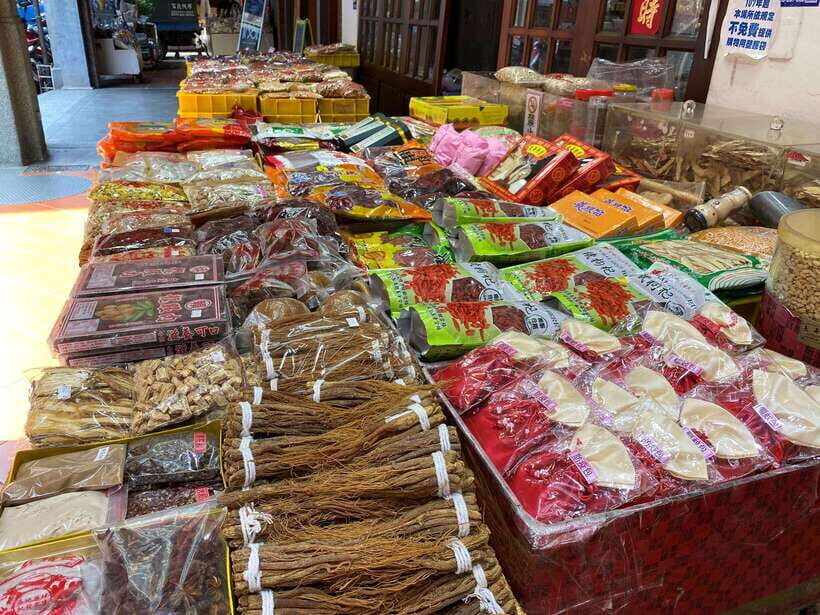 Taipei: Classic Landmarks Day Tour - Ximending lunch break: choose your own Taipei food and chaos (1.5 hours)