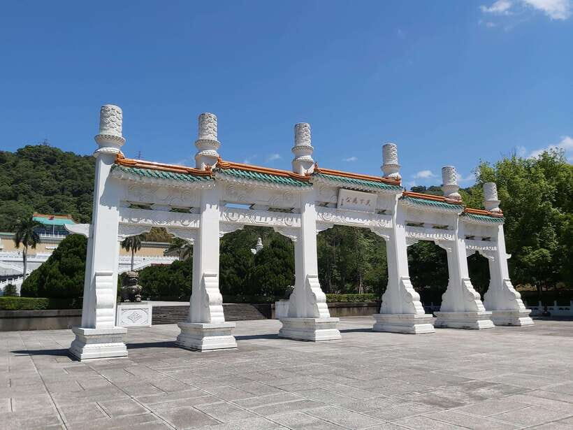 Taipei: Classic Landmarks Day Tour - Dihua Street: cafés, traditional shops, mini art stops, and great photos