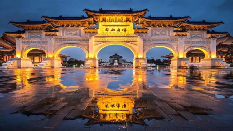 Taipei: Highlight Attractions Walking Tour - The meeting point flow: hotel pickup, central start, easy return