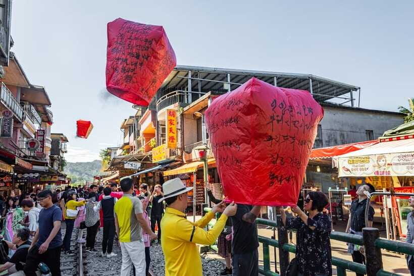Taipei: Jiufen Night View and Shifen Day Tour - Small Fees and Add-Ons You Should Plan For