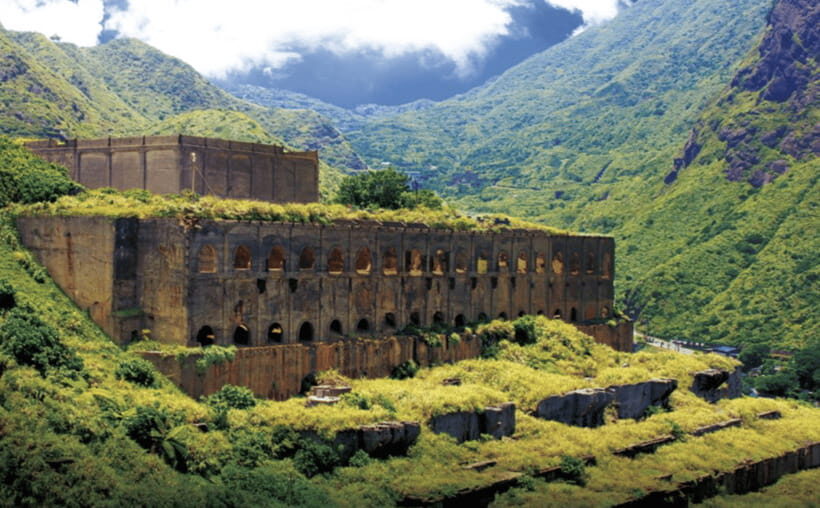 Taipei: Jiufen, Shifen Waterfall and Pingxi Sky Lantern Tour - Golden Waterfall and mining ruins: nature plus the region’s industrial past