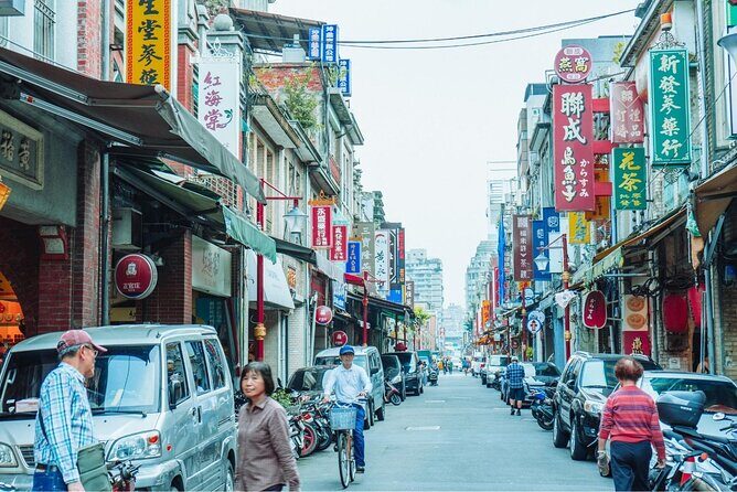 Taipei: Layover Experience With A Local Host - Street food time: colors, aromas, and small bites with guidance