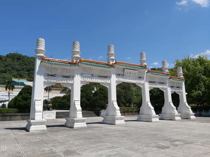 Taipei: Morning City Tour with National Palace Museum Entry - Longshan Temple (Manka): Guanyin Prayers and Everyday Divination