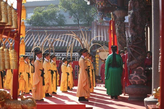 Taipei: Private Car Charter Tour - National Palace Museum: plan for the Monday curveball