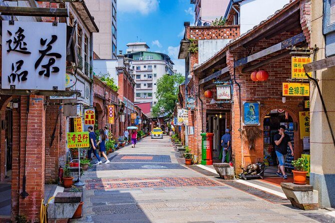Taipei Private Custom Tour with a Local: Highlights & Hidden Gems - Temple time: incense, carvings, and customs that make sense
