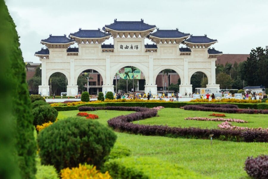 Taipei: Private Tour with Locals – Highlights & Hidden Gems - Chiang Kai-shek Statue: understanding Taiwan through symbolism
