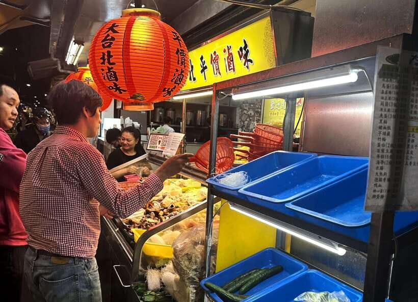 Taipei: Street Food & Hidden Eats Night Market Food Tour - Fried chicken and comfort-food momentum in the Taipei University area