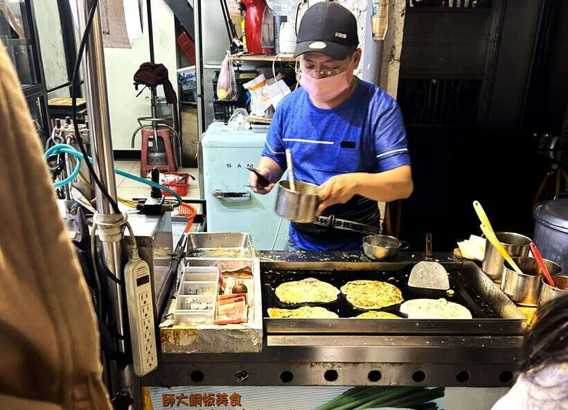 Taipei: Street Food & Hidden Eats Night Market Food Tour - Yongkang Street: bubble tea, lu rou fan, and the “sit-and-savor” break