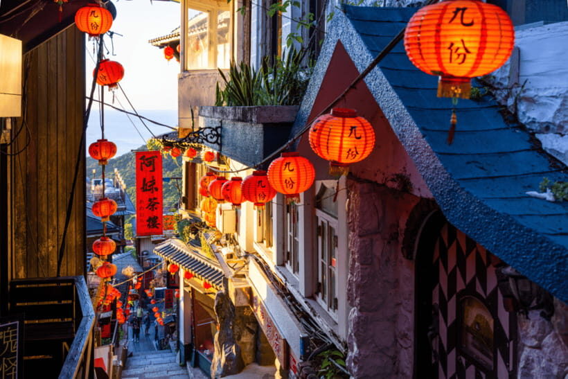 Taipei: Yangmingshan, Shifen, Jiufen & Yehliu Private Tour - How the day starts: pickup, private comfort, and a tight route