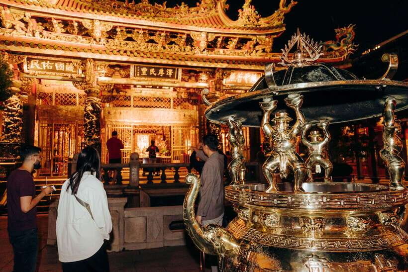 Taipei's Origin & Longshan Temple - Taiwan Cultural Tour - Moonstones and messages from the heavens (how to participate respectfully)