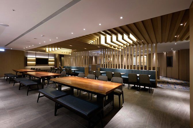 Taiwan Taoyuan International Airport Plaza Premium Lounge - Crowds and comfort trade-offs at a busy international airport
