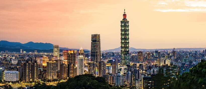 Taoyuan Airport: Layover Taipei City Tour - Chiang Kai-shek Memorial Hall: ceremony, guards, and calm walking time